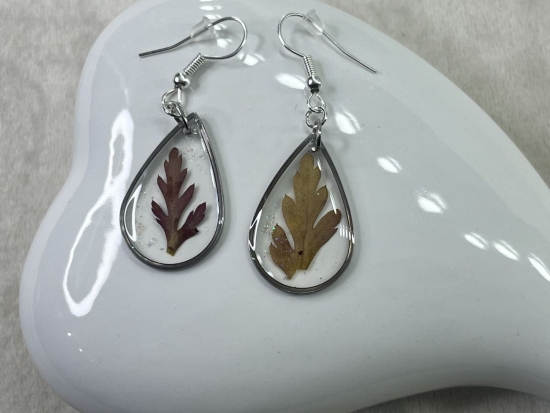 Kolczyki wiszące z żywicy epoksydowej / kropla z liściem/